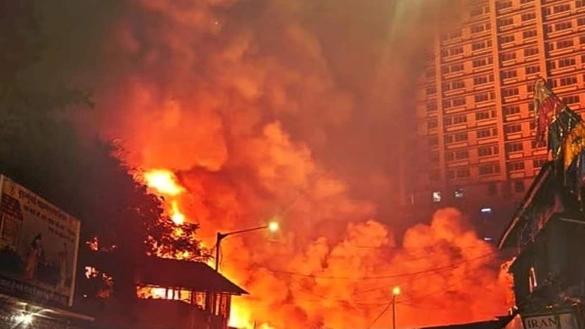 Major Fire Erupts in Kurla Automobile Shops, Mumbai; CRPF Saves 7 from Building